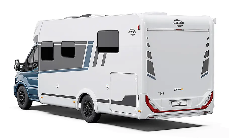 Carado T449 Ford (2024) Das Bild zeigt den Carado T449 Ford (2024) stehend von schräg hinten links fotografiert.