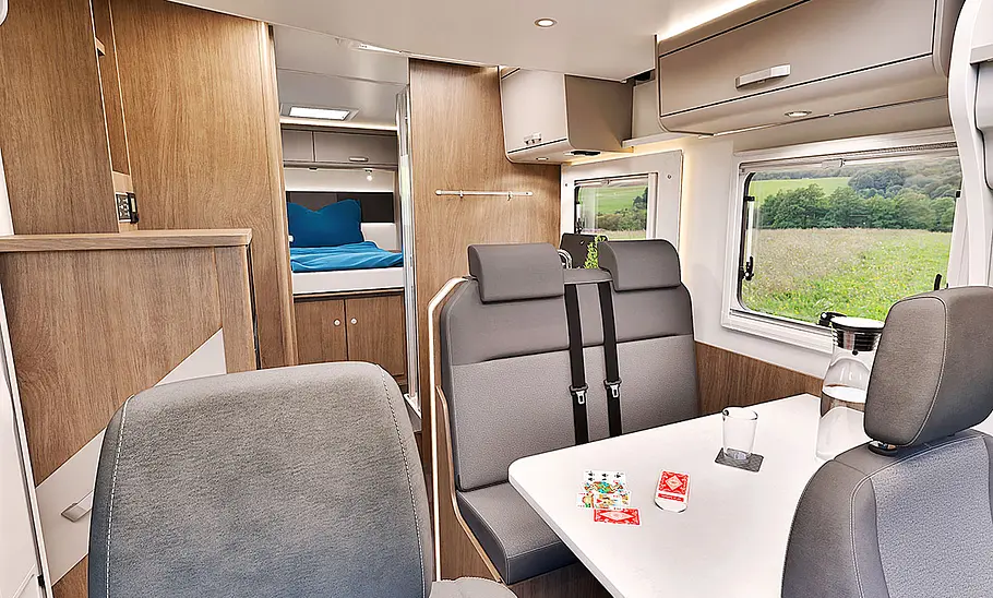 Carado T449 Ford (2024) Das Bild zeigt die Sitzgruppe des Carado T449 Ford (2024) mit Blick in Richtung Heck.