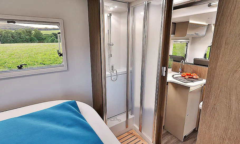 Carado T449 Ford (2024) Das Bild zeigt das Bad des Carado T449 Ford (2024). Zu sehen ist die separate Duschkabine mit Blick aus dem Schlafzimmer.