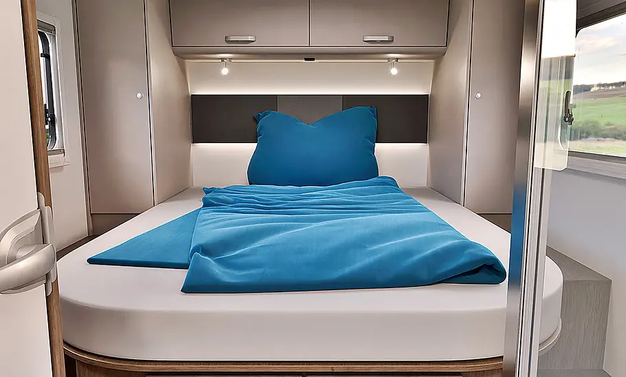 Das Bild zeigt das Queensbett im Heck des Carado T449 Ford (2024).