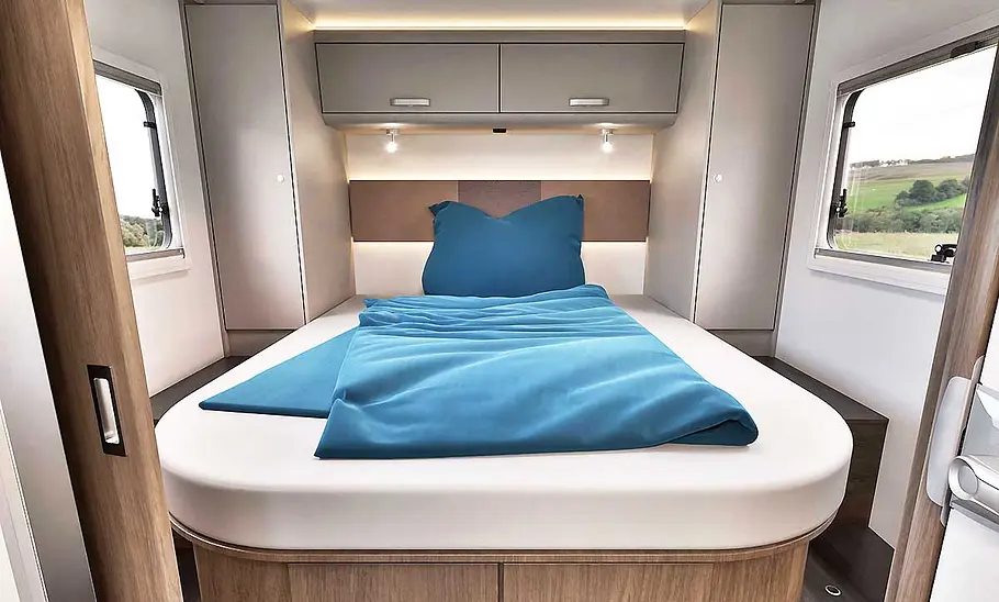 Das Schlafzimmer im Heck des Carado T459 (2025) aus der Vogelperspektive.