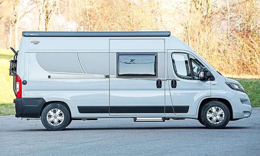 Carado CV 600 Carado CV 600 steht auf einem Parkplatz, Ansicht von der rechten Seite.