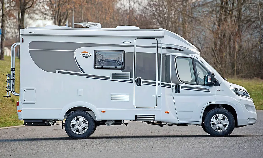 Carado T 135 Carado T 135 steht auf einem Parkplatz, Ansicht von der rechten Seite.