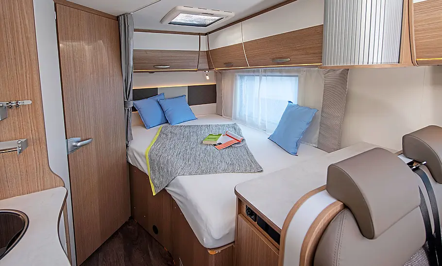 Carado T 135 Das Bett und die Tür zum Bad im Carado T 135.