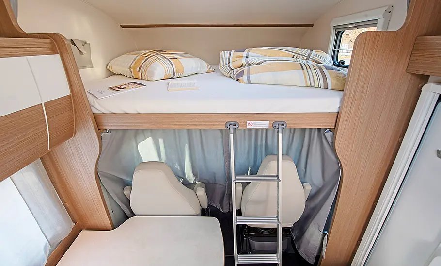 Carado A 132 Das Bett über dem Fahrerhaus im Carado A 132.