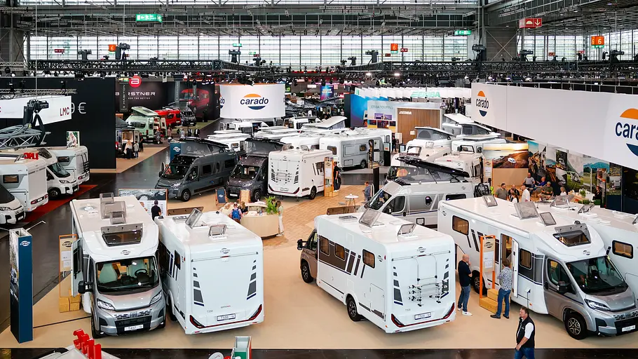 Caravan Salon Düsseldorf 2026 Eine Halle auf dem Caravan Salon 2025 mit Campingfahrzeugen verschiedener Hersteller sowie Besuchern mit Blick aus einer erhöhten Position.