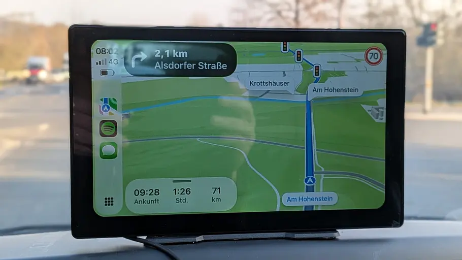 CarPlay-Display und Dashcam von Lescars im Test, fotografiert mit iPhone von hinten.