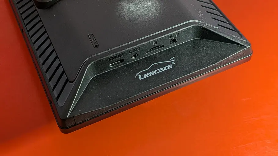 Schnittstellen des CarPlay-Displays und Dashcam von Lescars im Test, fotografiert oben.
