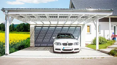 Carport an Garage mit parkendem Auto - Foto: AUTO ZEITUNG Archiv