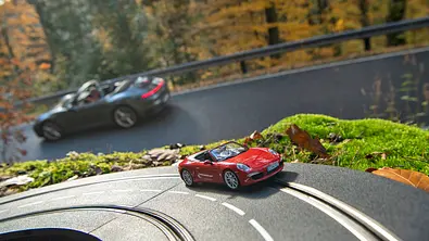 Der Carrera-Porsche 911 im Vordergrund und das Porsche 911 Cabrio im Hintergrund. - Foto: Hardy Mutschler