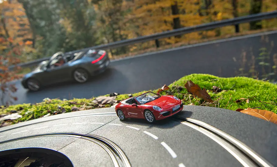 Der Carrera-Porsche 911 im Vordergrund und das Porsche 911 Cabrio im Hintergrund.