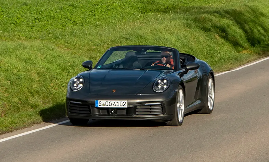 Das Porsche 911 Cabrio auf der Lendstraße, von vorne fotografiert.