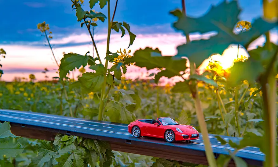 Carrera-Bahn Porsche 911 auf der Bahn in der Natur.