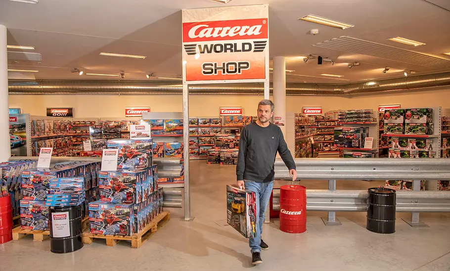Redakteur Johannes Riegsinger in der Carrera-World in Puch.