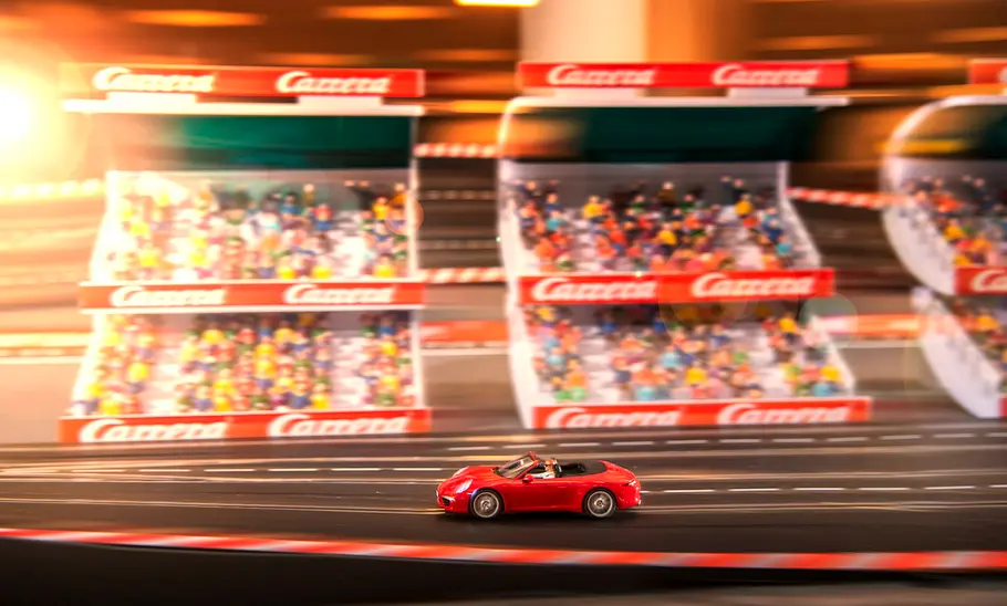 Der Carrera-Bahn Porsche 911 fährt über die Zielgerade.