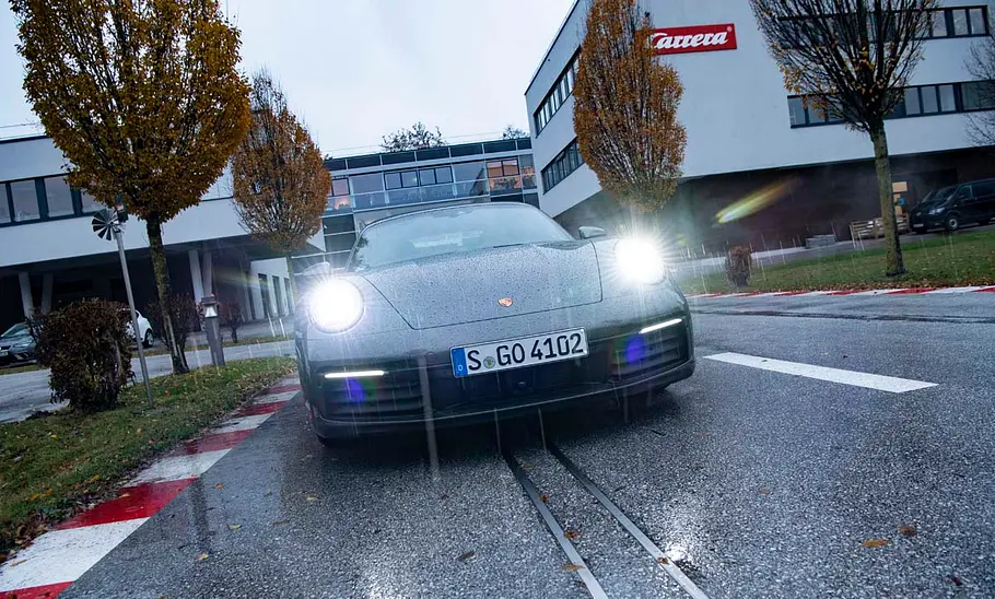 Porsche 911 Cabrio vor der Carrera-World von vorne fotografiert.