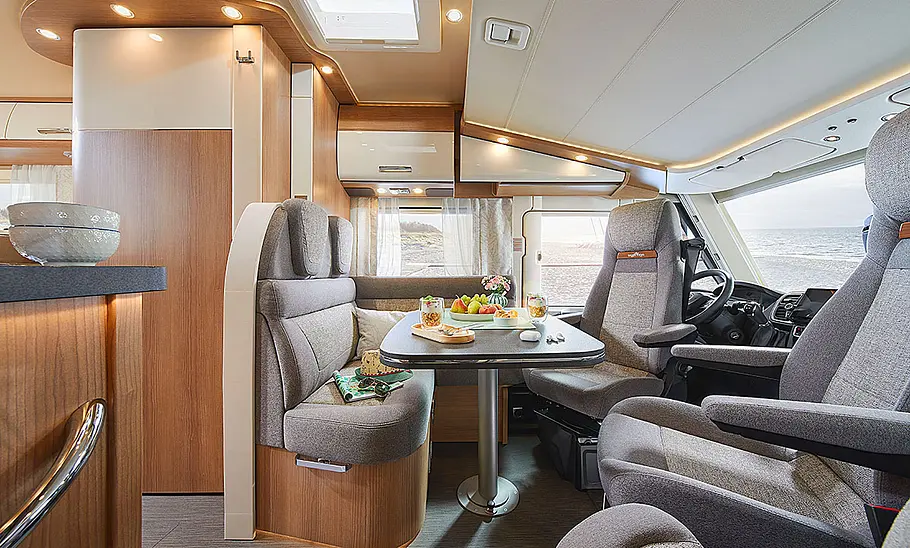 Carthago C1-Tourer (2024) Der Innenraum des Carthago C1-Tourer (2024) mit Blick auf die Dinette.