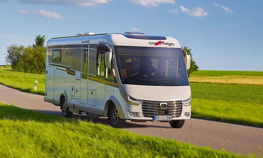 Wohnmobile bis 4,25 t für neuen B-Führerschein Das Bild zeigt den Carthago Chic C-Line I fahrend von schräg vorne rechts fotografiert.