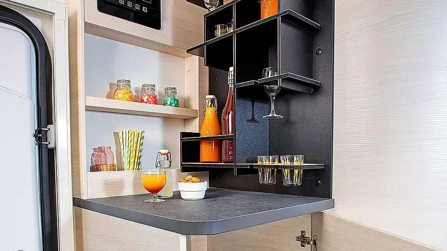 Ablage als Bar und Regale mit Utensilien im Wohnraum des Challenger 240.