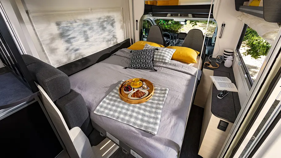 Umbau des Wohnraums im Challenger 240 zum Schlafzimmer durch heruntergelassenes Hubbett.
