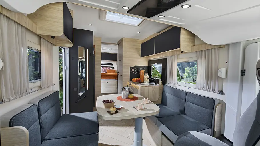 Der Wohnraum des Challenger 3048.