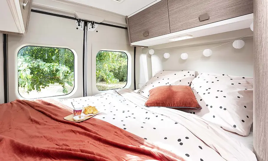 Challenger V114 (2025) Die Innenaufnahme zeigt das Schlafzimmer im Heck des Challenger V114 (2025).