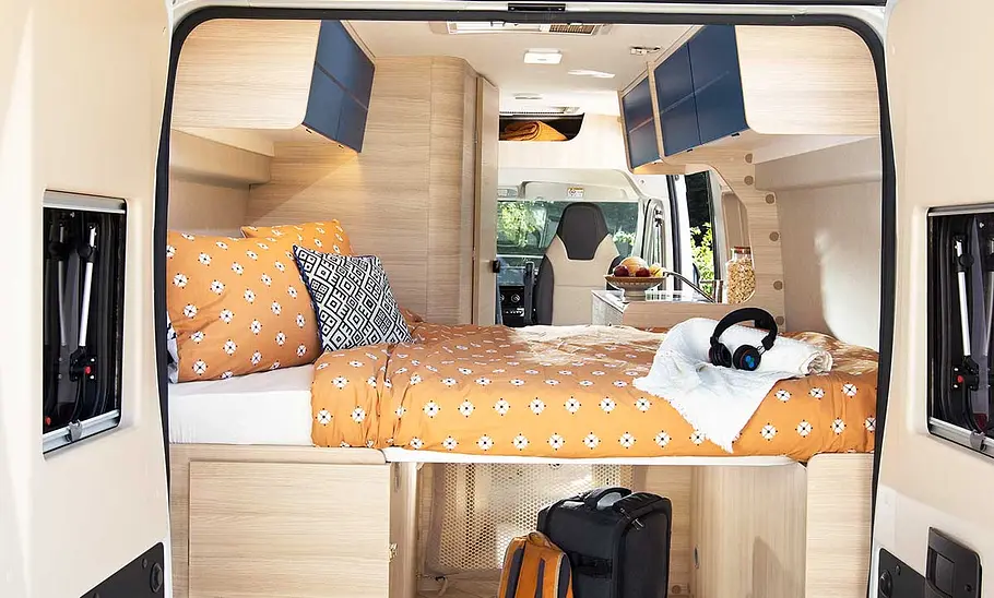 Challenger V114 (2025) Die Außenaufnahme zeigt das Schlafzimmer und Garage im Heck des Challenger V114 (2025) bei geöffneten Hecktüren.