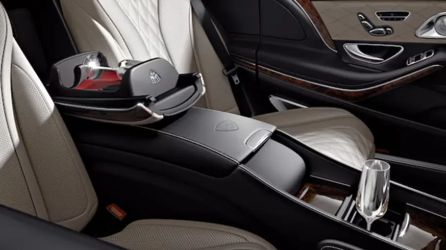 Champagnergläser in der Rückbank eines Mercedes.