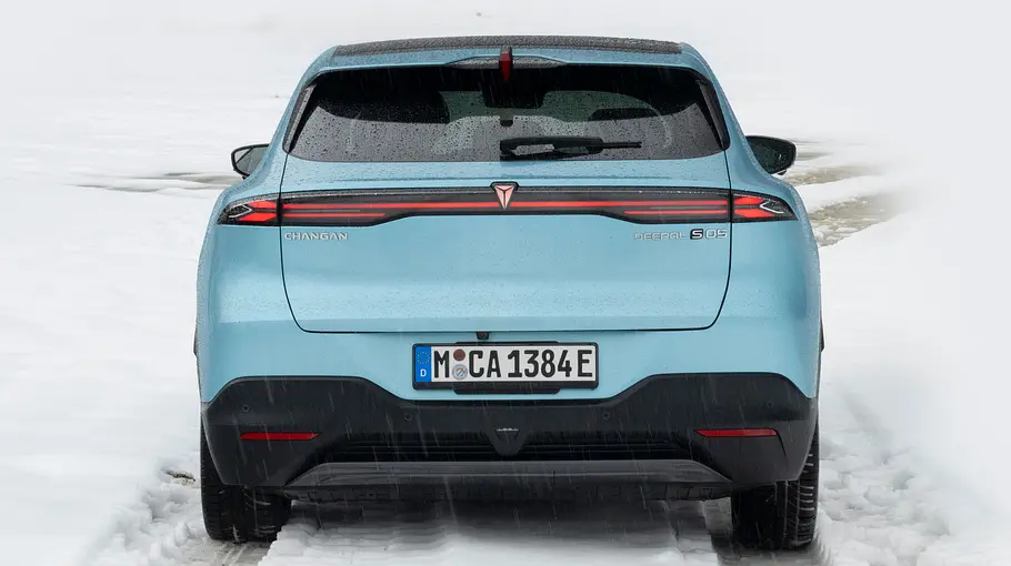 Der Changan Deepal S05 steht im Schnee, von hinten fotografiert.