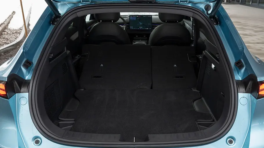 Der Kofferraum des Changan Deepal S05 mit umgeklappter Rücksitzbank.