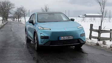 Der Changan Deepal S05 fährt auf einer Straße, von vorne fotografiert. - Foto: Changan