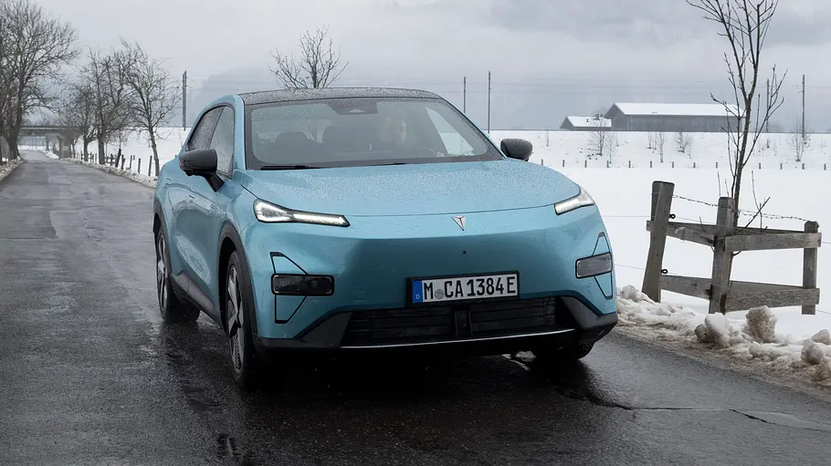 Der Changan Deepal S05 fährt auf einer Straße, von vorne fotografiert.
