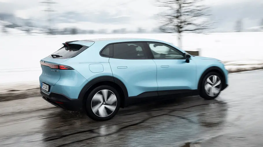 Der Changan Deepal S05 fährt auf einer Straße, von rechts fotografiert.