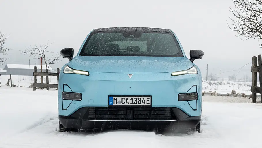 Der Changan Deepal S05 steht im Schnee, von vorne fotografiert.