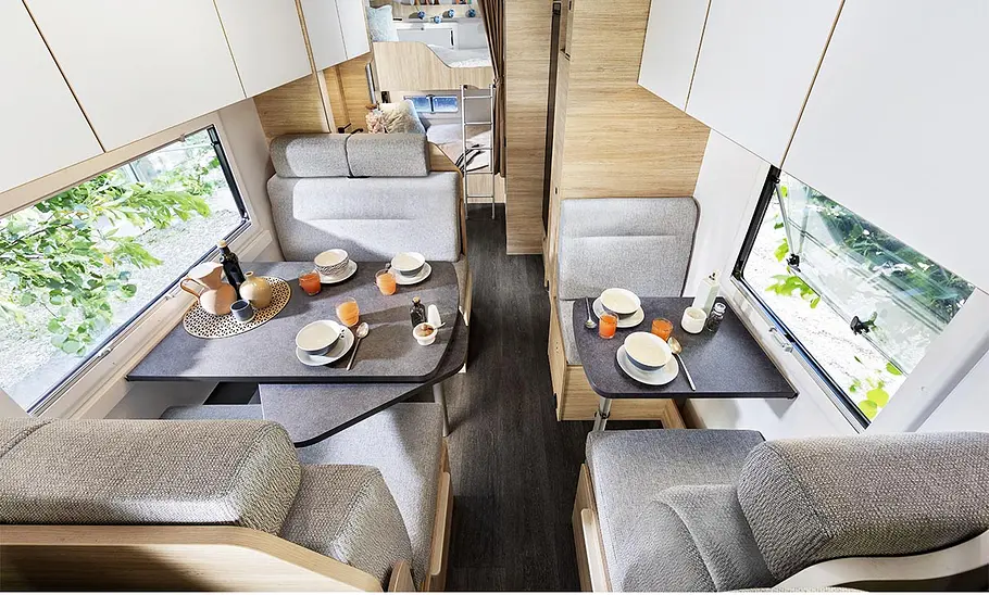 Chausson C656 (2025) Die Innenaufnahme zeigt den Wohnraum im Chausson C656 (2025) First Edition.