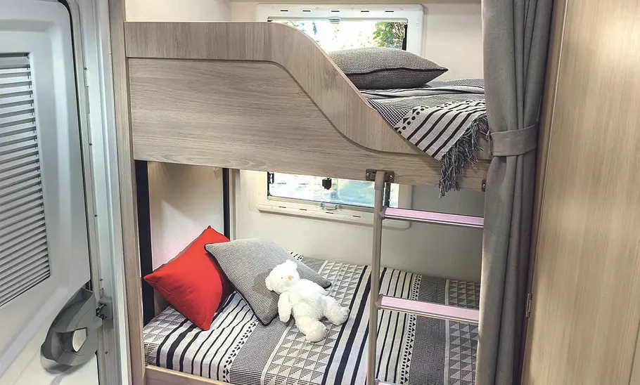 Chausson C656 (2025) Die Innenaufnahme zeigt die Etagenbetten im Heck des Chausson C656 (2025) First Edition.