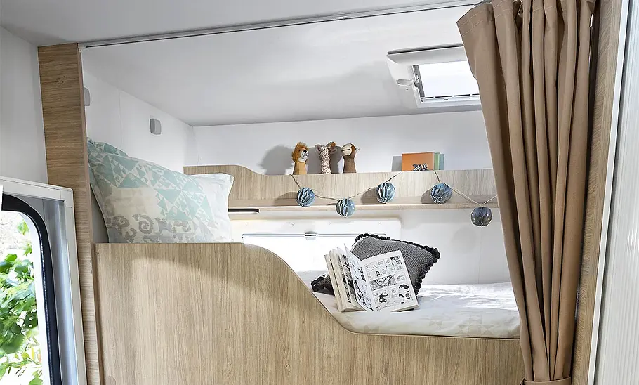 Chausson C656 (2025) Die Innenaufnahme zeigt das Alkovenbett unterm Dach des Chausson C656 (2025) First Edition.