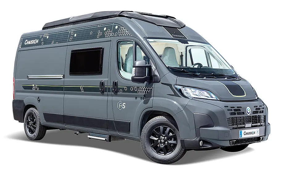 Das Studiofoto zeigt den Chausson F&S (2025) von schräg seitlich.