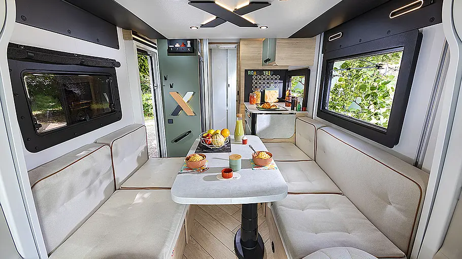 Das Bild zeigt den Wohnraum samt Küche des Chausson X550 aus Blickrichtung Cockpit.