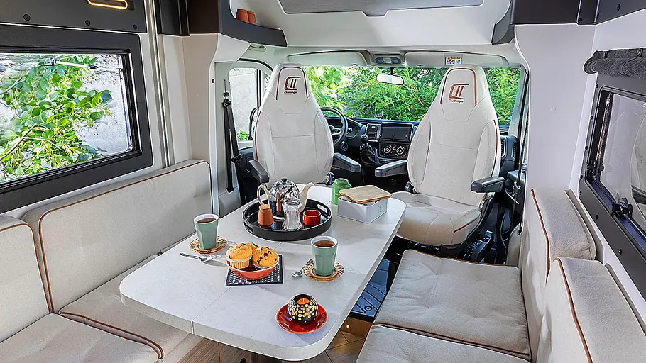 Das Bild zeigt den Wohnraum samt Fahrerkabine des Chausson X550 aus Blickrichtung Aufbautüre.