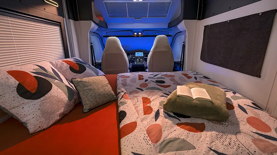 Das Bild zeigt den Wohnraum des Chausson X550 umgebaut zum Schlafzimmer bei Nacht.