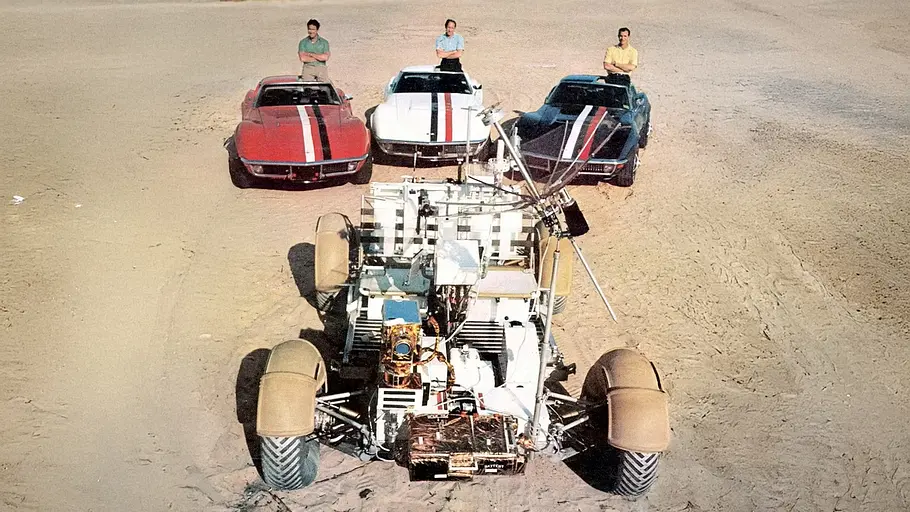 Chevrolet AstroVette Drei Chevrolet AstroVettes stehend hinter dem Lunar Roving Vehicle
