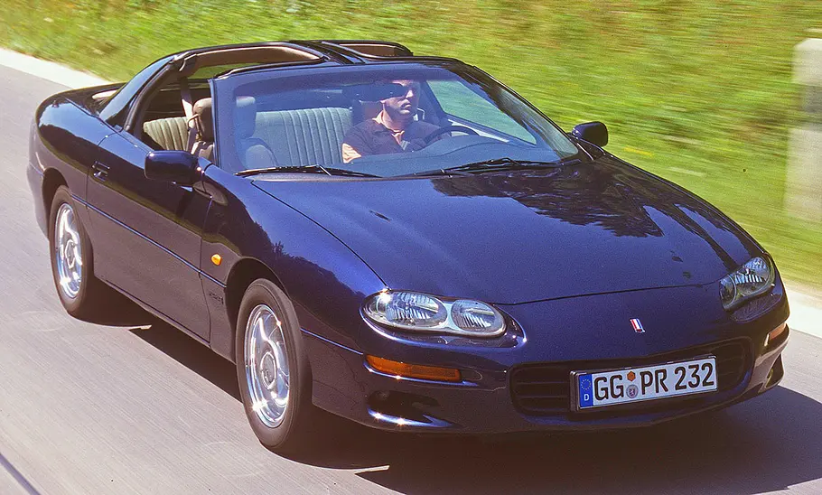 Der Chevrolet Camaro Z28 fahrend von schräg vorne.