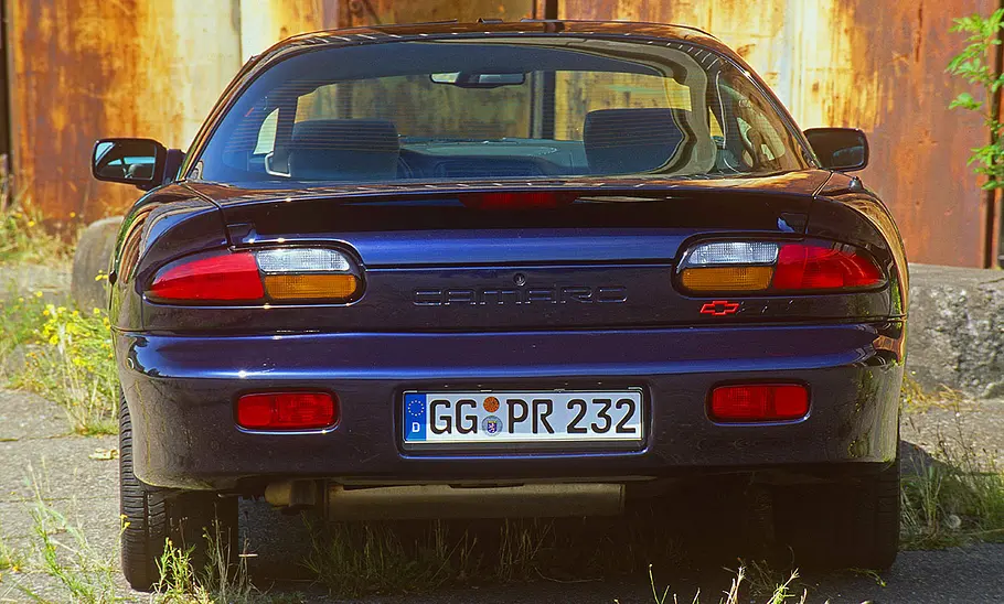 Der Chevrolet Camaro Z28 stehend von hinten.