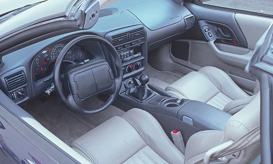 Das Cockpit des Chevrolet Camaro Z28.