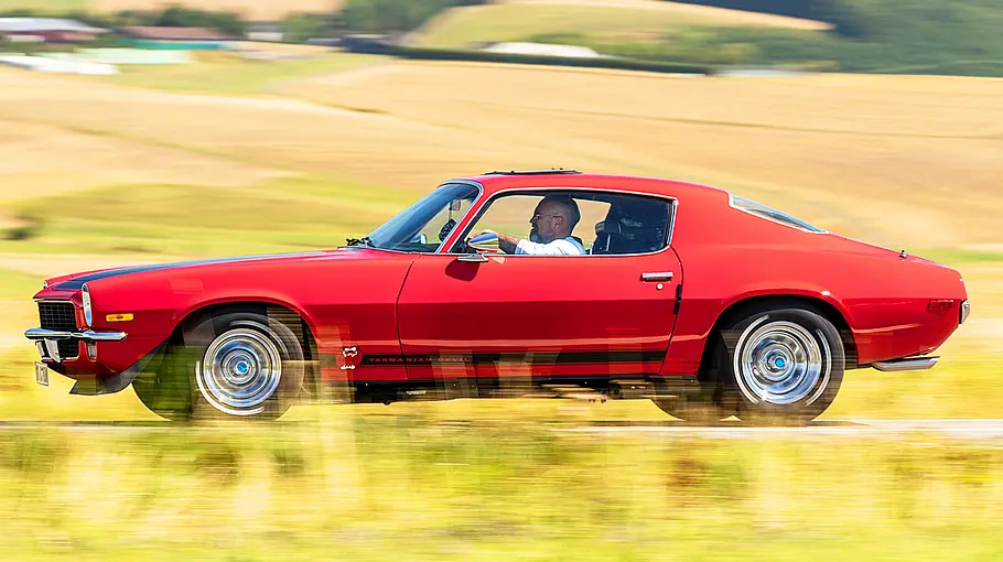 Der Chevrolet Camaro fahrend seitlich.