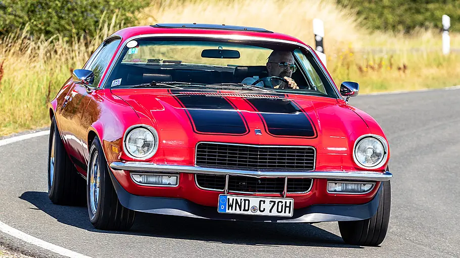 Der Chevrolet Camaro fahrend von vorne.