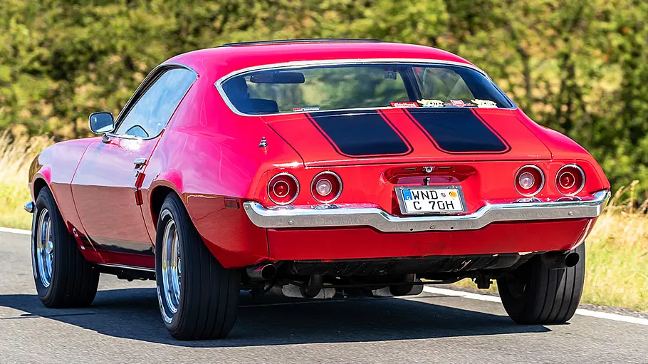 Der Chevrolet Camaro fahrend von schräg hinten.
