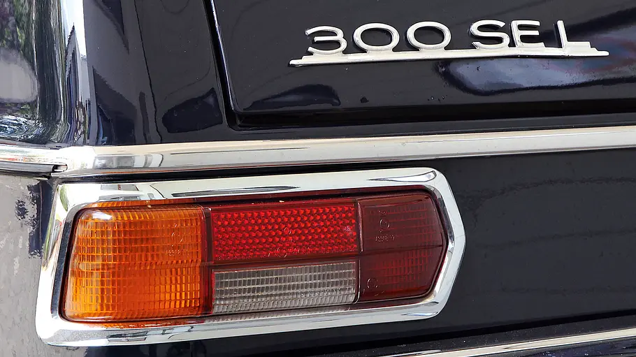 Detailansicht der Rückleuchten und des 300-SEL-Emblems am Heck des Mercedes 300 SEL 3.5.