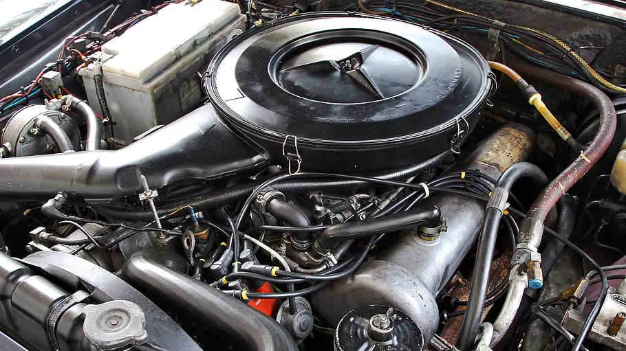 Motorraum des Mercedes 300 SEL 3.5.